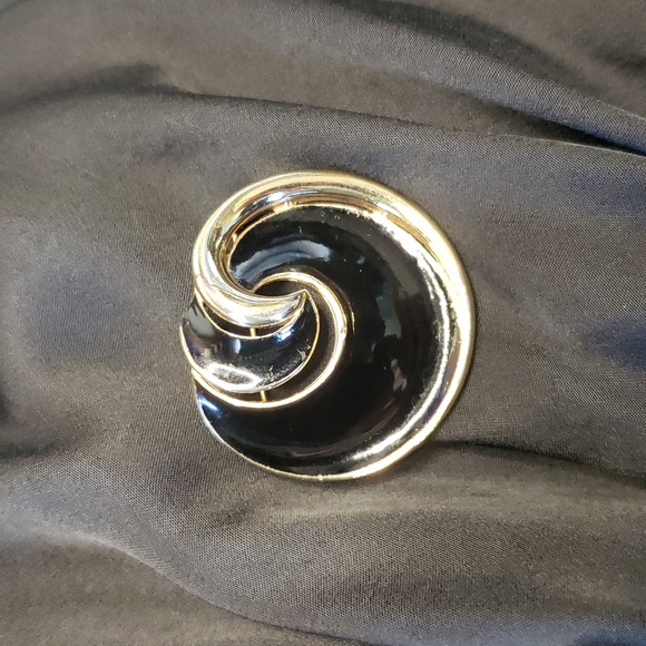 Crown TRIFARI Vintage Signed  black & gold swirl enamel brooch made 1955 to 1969 - Picture 4 of 5